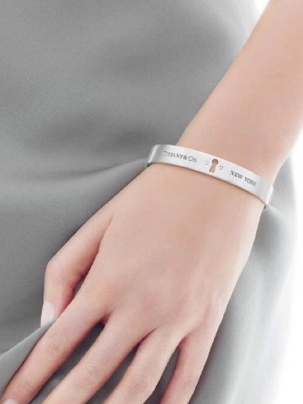 🔴Authentic Vintage Tiffany & Co. Silver Keyhole Diamonds Cuff Bracelet 🔴 - Picture 2 of 14